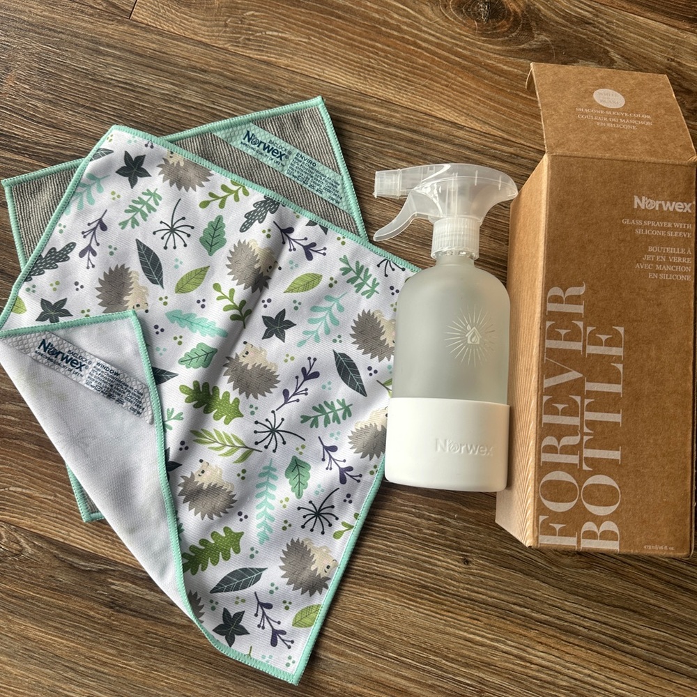 Norwex Green and White Forever Bottle with Sea Mist Cloth Set